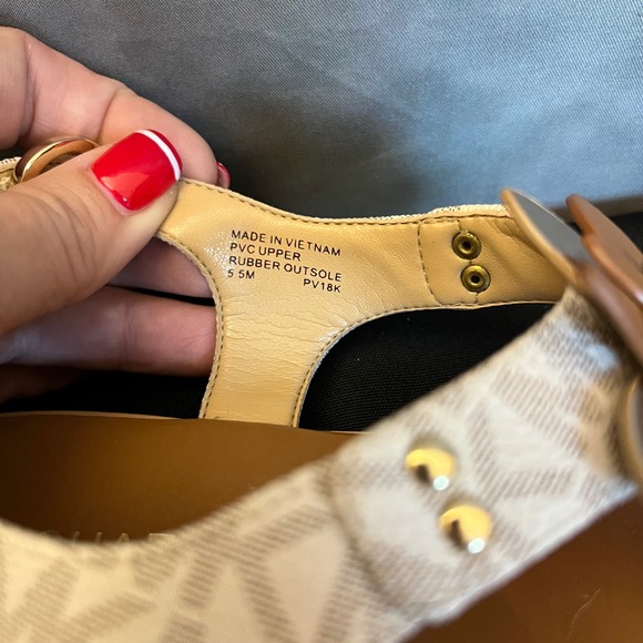 Michael Kors Heidi Sandals Thong Flower‎ Logo Print Flat Tan Beige Size 5.5M - Picture 8 of 9